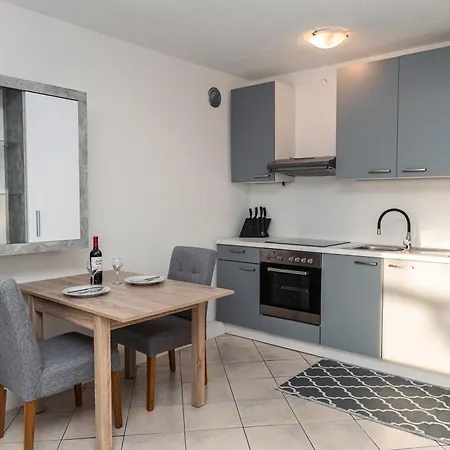 St.dennis Apartment *